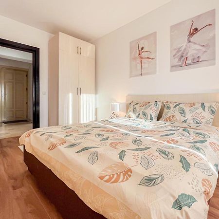 Uniquemoments Airport Apartment & Secure Parking & Airport Shuttle Iasi Ngoại thất bức ảnh
