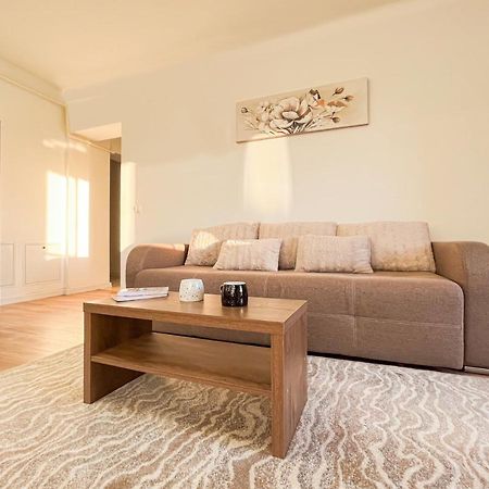 Uniquemoments Airport Apartment & Secure Parking & Airport Shuttle Iasi Ngoại thất bức ảnh