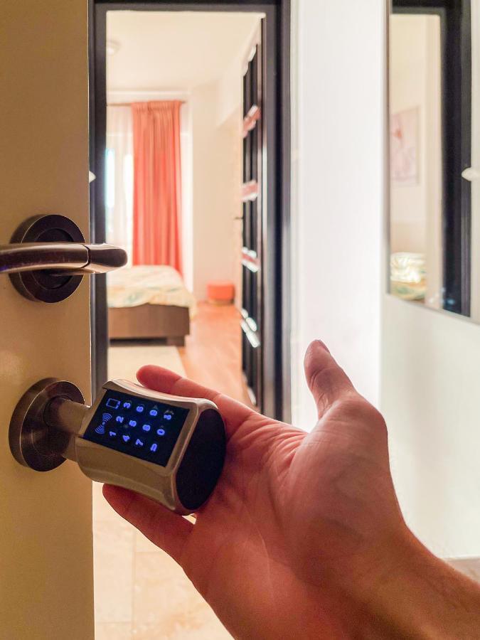 Uniquemoments Airport Apartment & Secure Parking & Airport Shuttle Iasi Ngoại thất bức ảnh