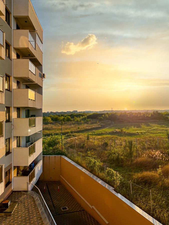 Uniquemoments Airport Apartment & Secure Parking & Airport Shuttle Iasi Ngoại thất bức ảnh