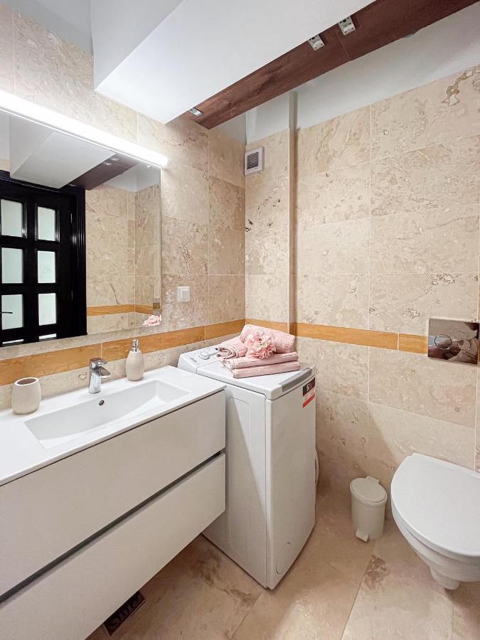 Uniquemoments Airport Apartment & Secure Parking & Airport Shuttle Iasi Ngoại thất bức ảnh