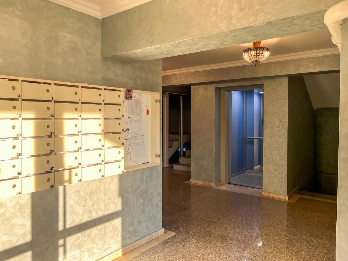 Uniquemoments Airport Apartment & Secure Parking & Airport Shuttle Iasi Ngoại thất bức ảnh