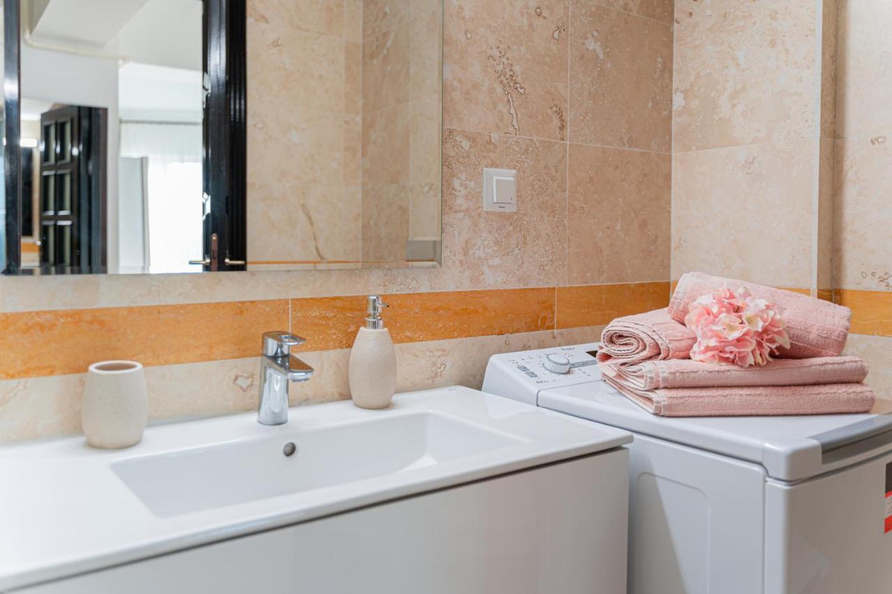 Uniquemoments Airport Apartment & Secure Parking & Airport Shuttle Iasi Ngoại thất bức ảnh
